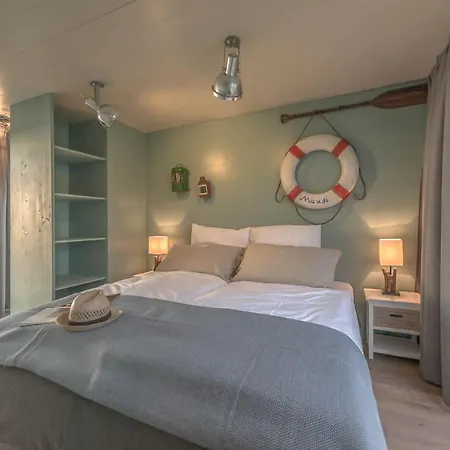 Botel Traumhaff Hausboote: Floating Retreat With Sauna And Sunset Views Luckow (Mecklenburg-Vorpommern)