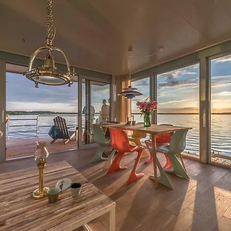 Traumhaff Hausboote: Floating Retreat With Sauna And Sunset Views Botel