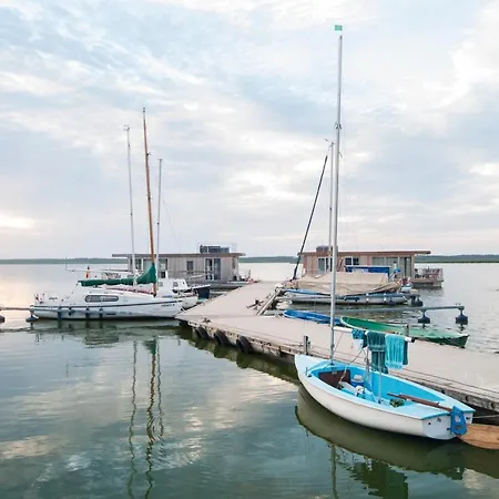 Traumhaff Hausboote: Floating Retreat With Sauna And Sunset Views Botel *